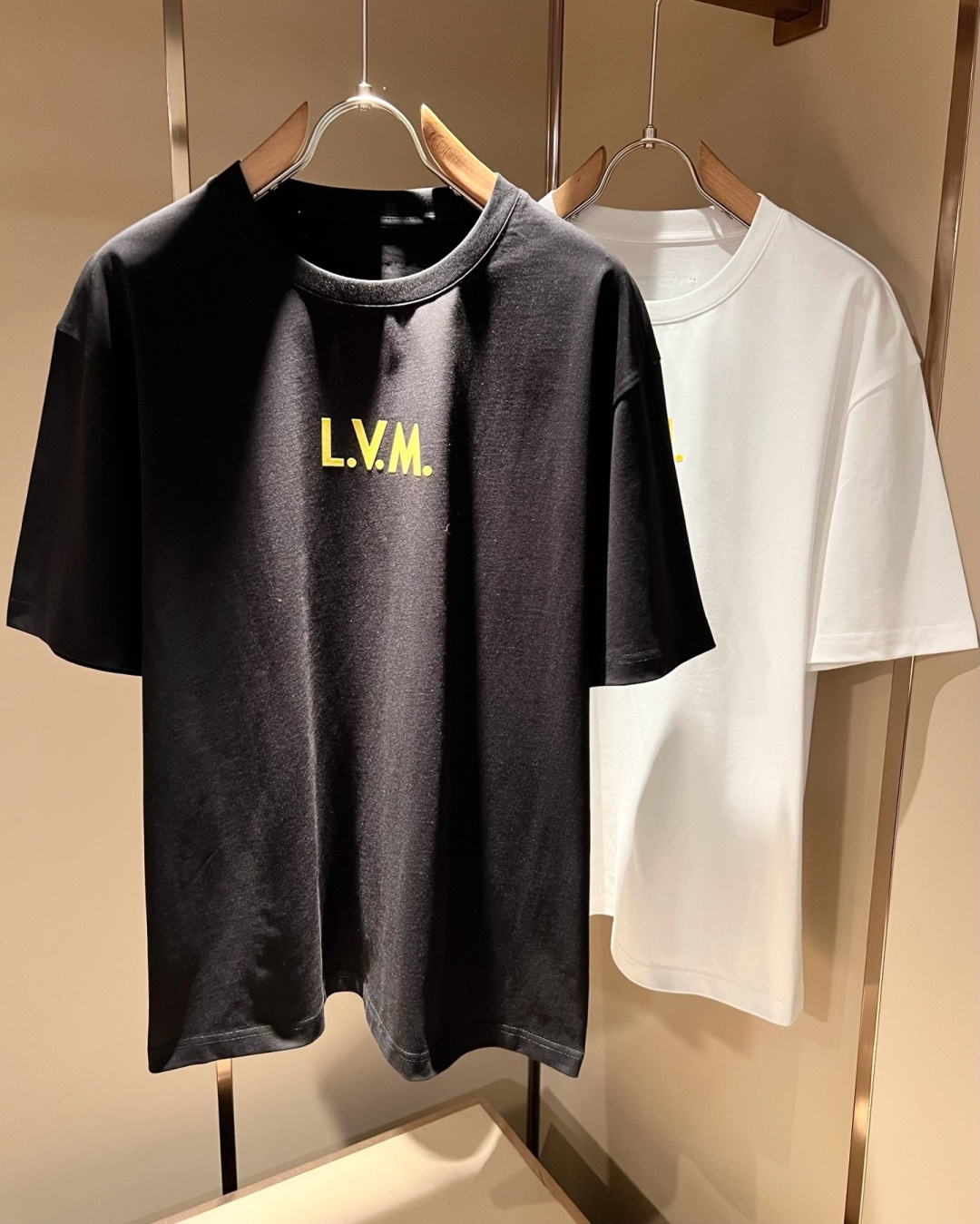 LouisVuitt*路易*登 2026春夏全新系列单品上线，非常时髦前卫的一款男女同款短袖T恤，标识l
