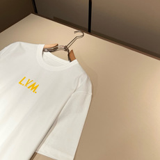 LouisVuitt*路易*登 2026春夏全新系列单品上线,非常时髦前卫的一款男女同款短袖T恤,标识l LouisVuitt*路易*登 2026春夏全新系列单品上线,非常时髦前卫的一款男女同款短袖T恤,标识l