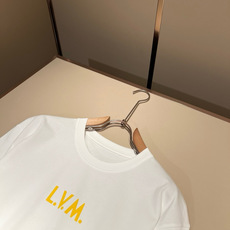 LouisVuitt*路易*登 2026春夏全新系列单品上线,非常时髦前卫的一款男女同款短袖T恤,标识l LouisVuitt*路易*登 2026春夏全新系列单品上线,非常时髦前卫的一款男女同款短袖T恤,标识l