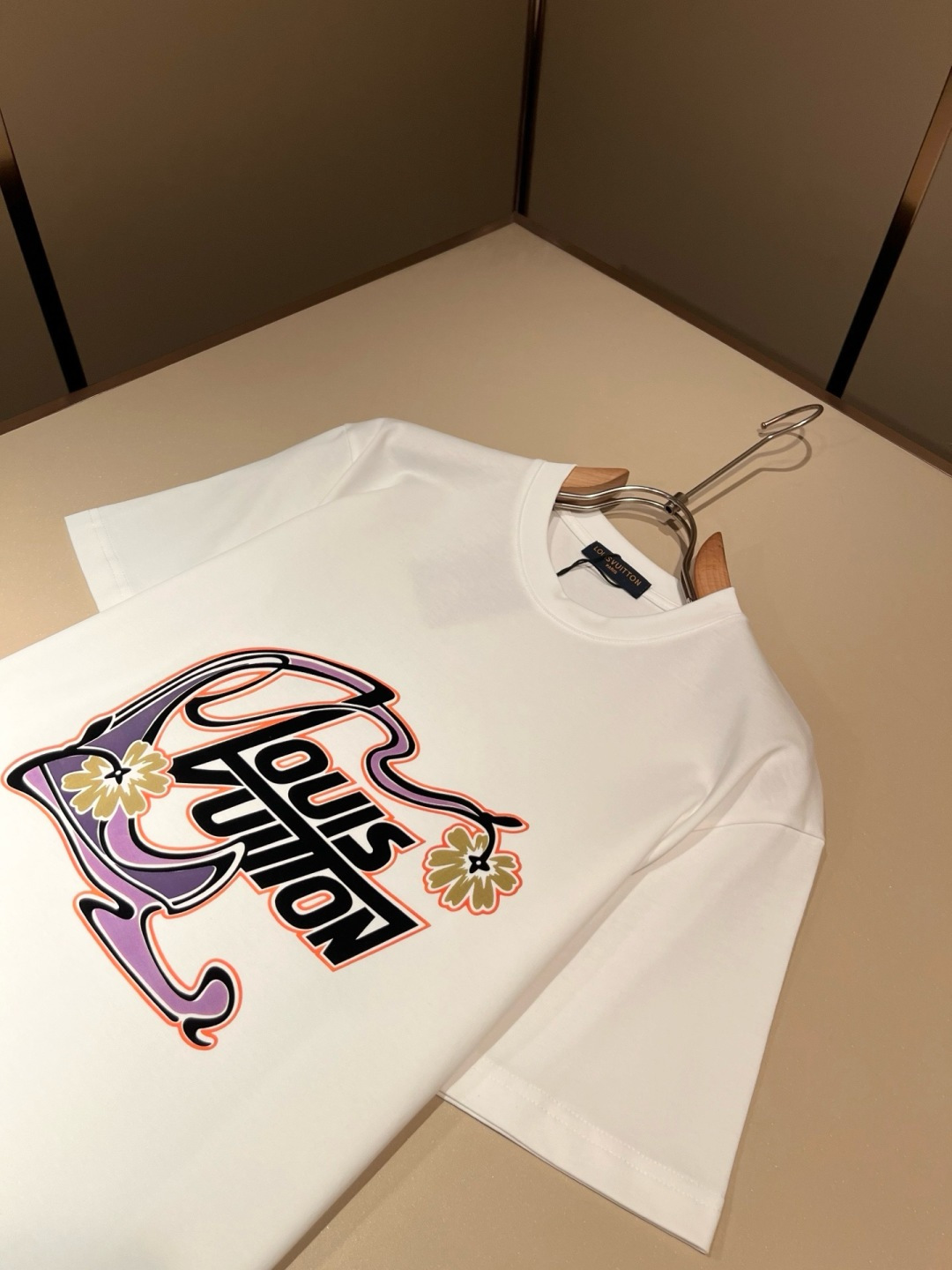 LouisVuitt*路易*登 2026春夏全新系列单品上线，非常时髦前卫的一款男女同款短袖T恤，标识l