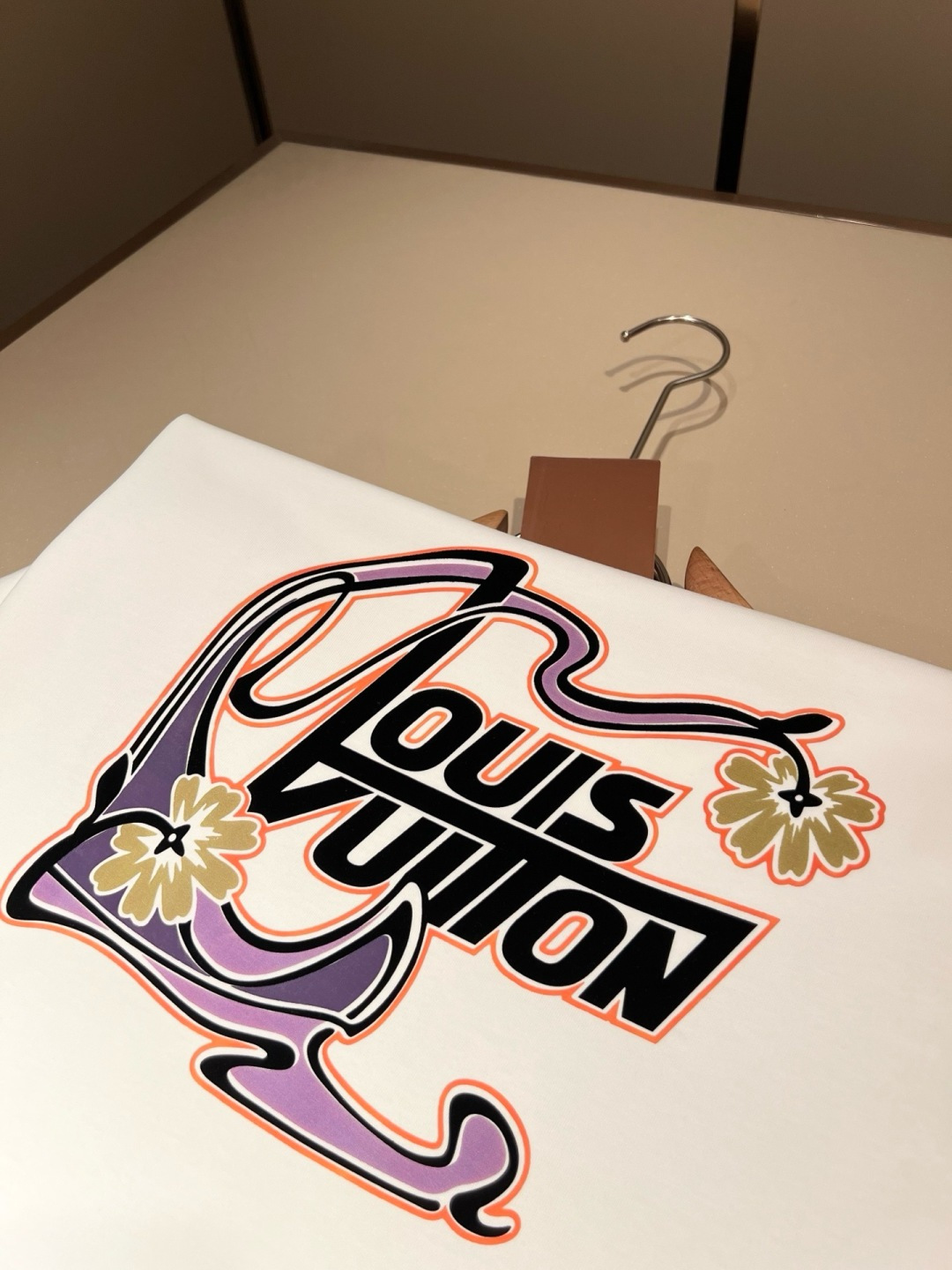 LouisVuitt*路易*登 2026春夏全新系列单品上线，非常时髦前卫的一款男女同款短袖T恤，标识l