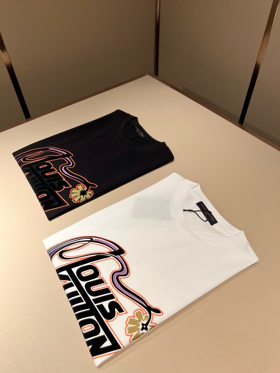LouisVuitt*路易*登 2026春夏全新系列单品上线，非常时髦前卫的一款男女同款短袖T恤，标识l