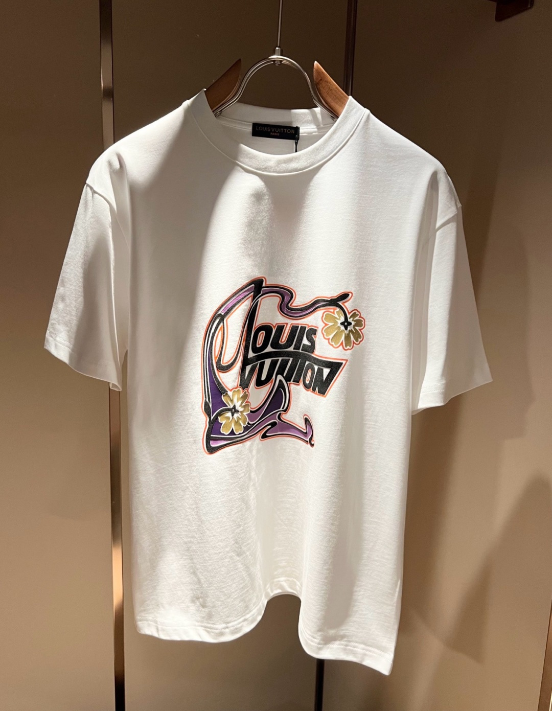 LouisVuitt*路易*登 2026春夏全新系列单品上线，非常时髦前卫的一款男女同款短袖T恤，标识l