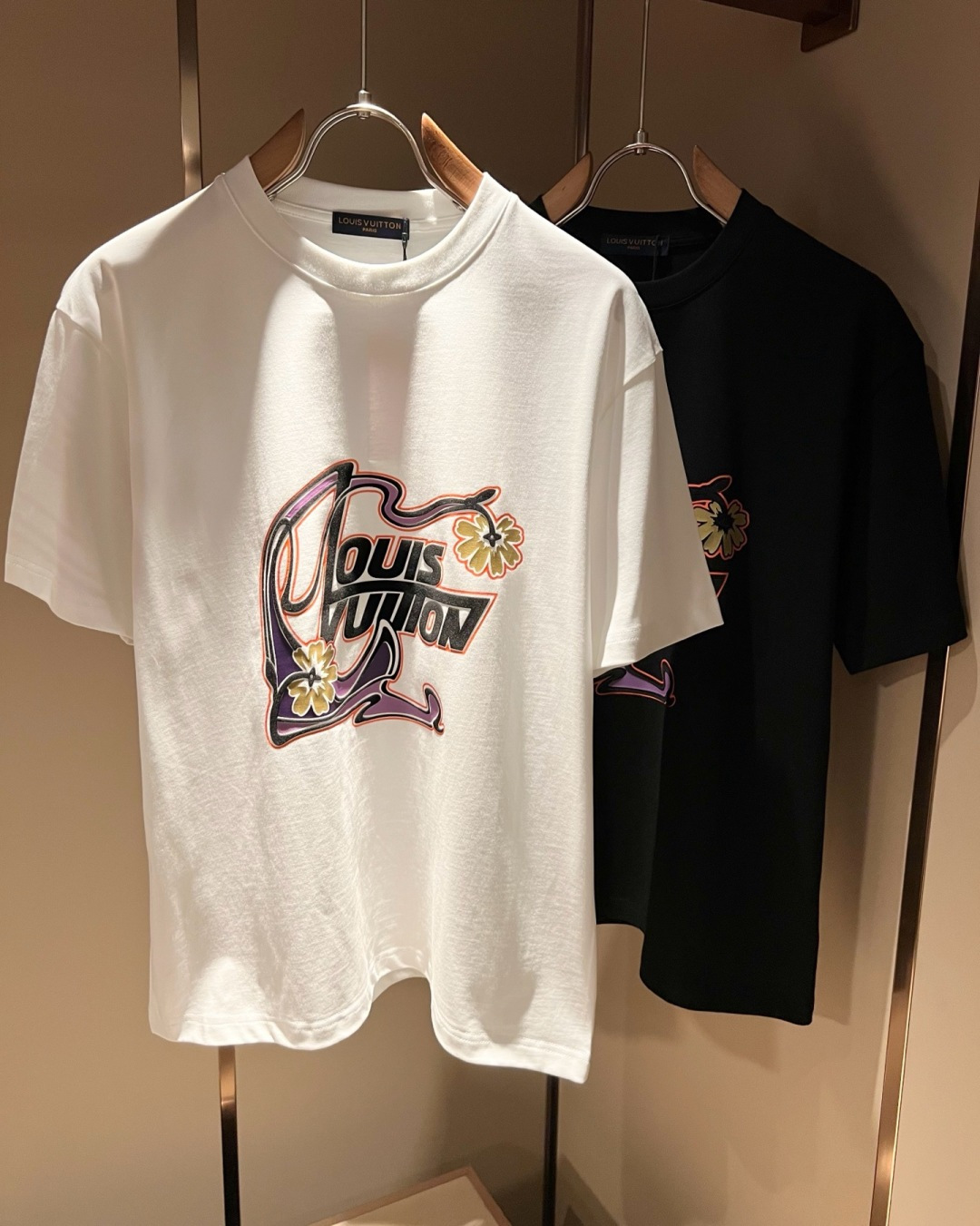 LouisVuitt*路易*登 2026春夏全新系列单品上线，非常时髦前卫的一款男女同款短袖T恤，标识l