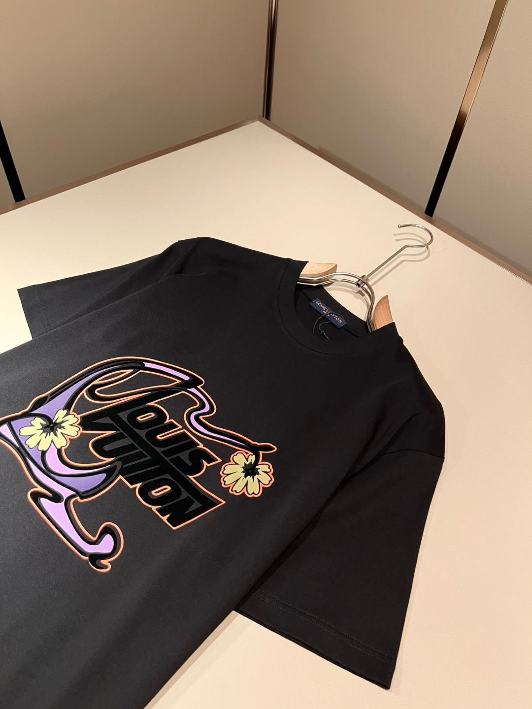 LouisVuitt*路易*登 2026春夏全新系列单品上线，非常时髦前卫的一款男女同款短袖T恤，标识l