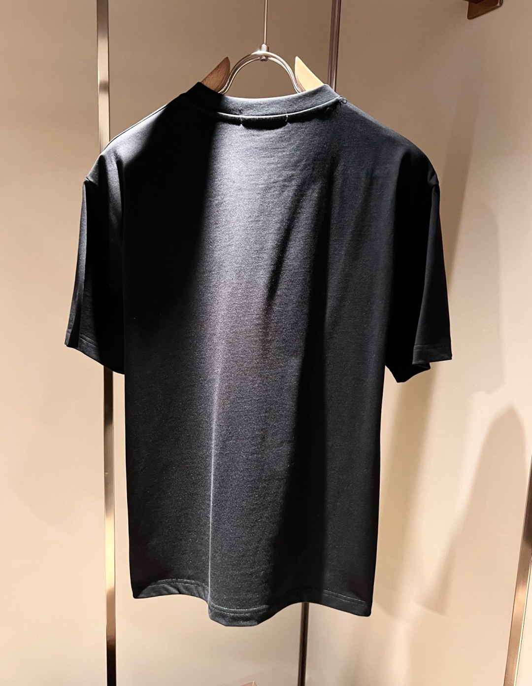 LouisVuitt*路易*登 2026春夏全新系列单品上线，非常时髦前卫的一款男女同款短袖T恤，标识l