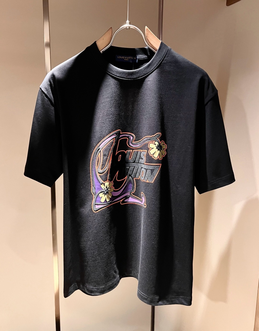 LouisVuitt*路易*登 2026春夏全新系列单品上线，非常时髦前卫的一款男女同款短袖T恤，标识l