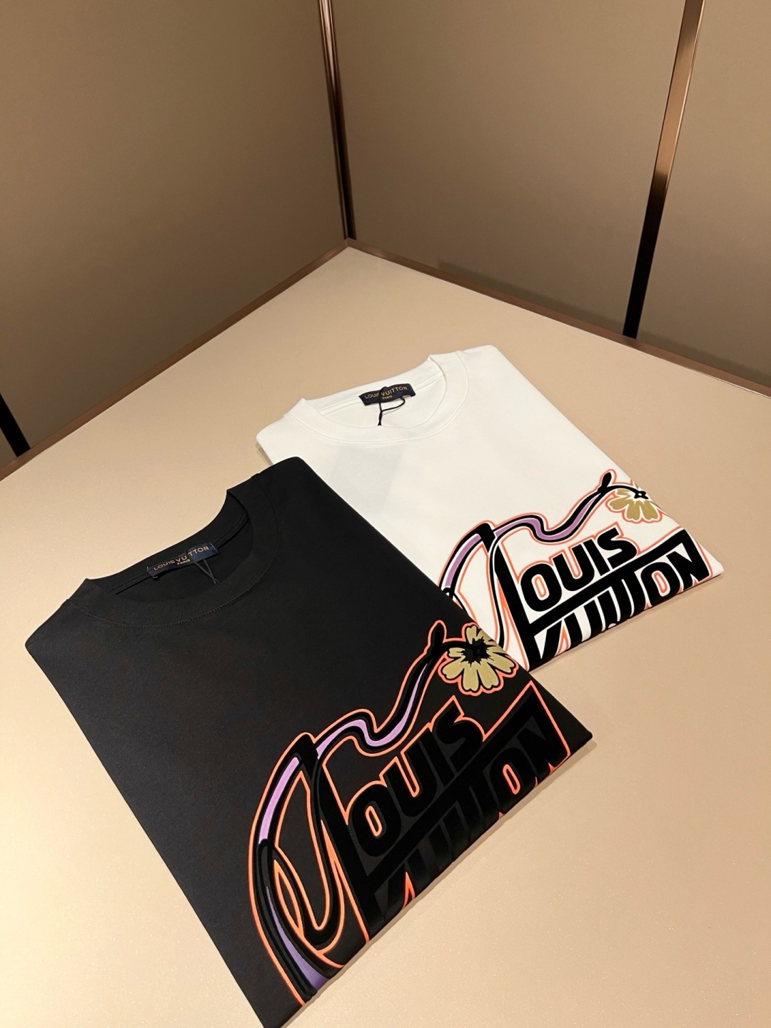 LouisVuitt*路易*登 2026春夏全新系列单品上线，非常时髦前卫的一款男女同款短袖T恤，标识l
