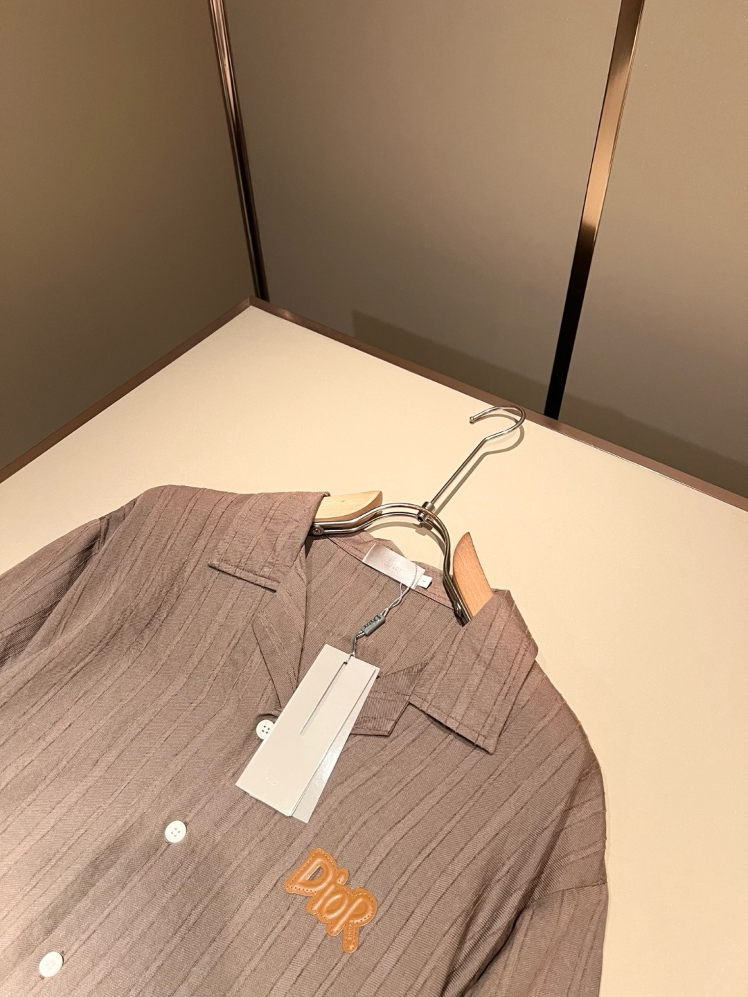 Dior 迪奥2026春夏新款男女同款👫衬衣,品牌最新设计元素!既不单调也不复杂,恰到好处的展现品味!客 Dior 迪奥2026春夏新款男女同款👫衬衣,品牌最新设计元素!既不单调也不复杂,恰到好处的展现品味!客