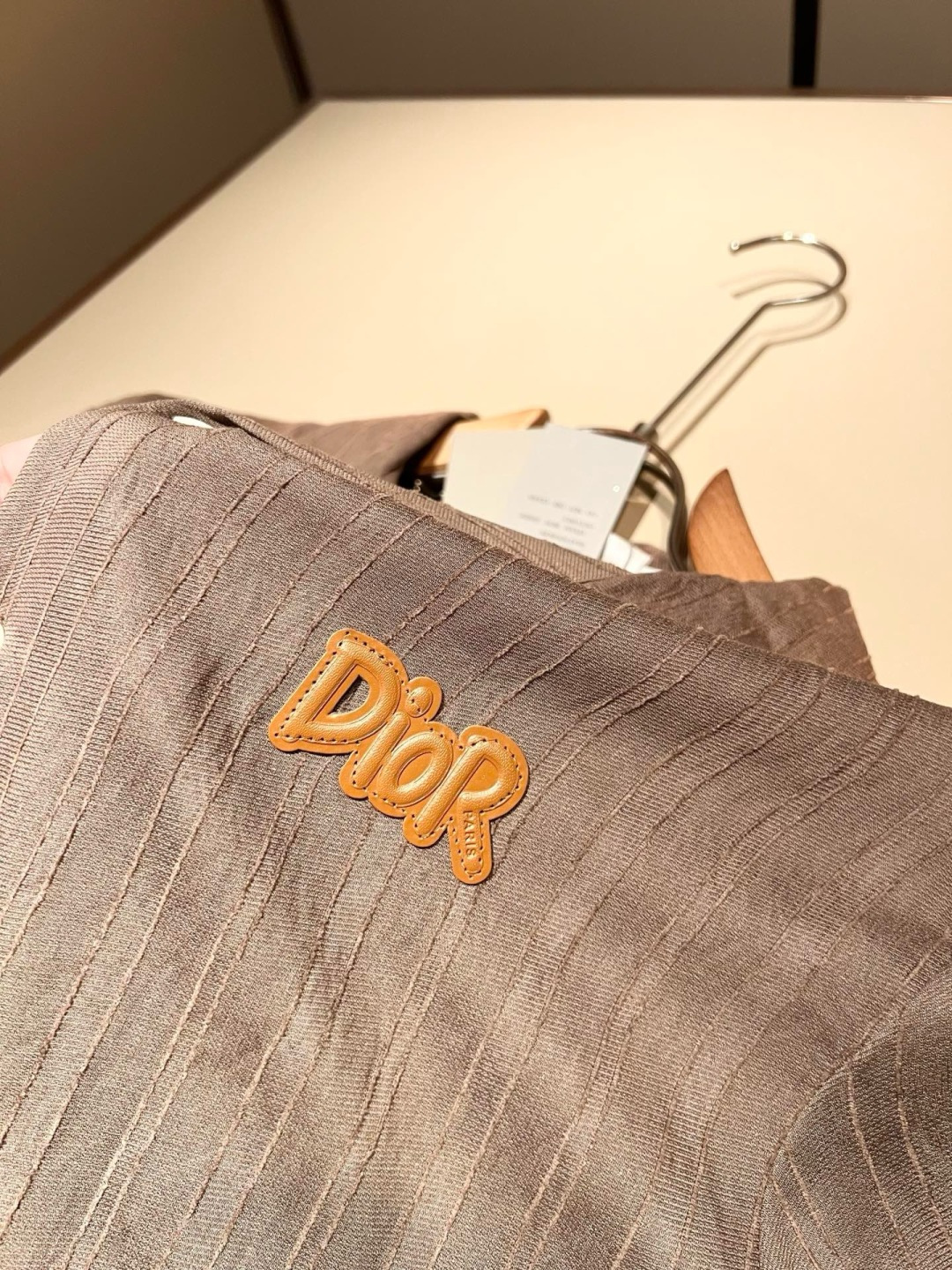 Dior 迪奥2026春夏新款男女同款👫衬衣,品牌最新设计元素!既不单调也不复杂,恰到好处的展现品味!客 Dior 迪奥2026春夏新款男女同款👫衬衣,品牌最新设计元素!既不单调也不复杂,恰到好处的展现品味!客