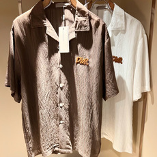 Dior 迪奥2026春夏新款男女同款👫衬衣,品牌最新设计元素!既不单调也不复杂,恰到好处的展现品味!客 Dior 迪奥2026春夏新款男女同款👫衬衣,品牌最新设计元素!既不单调也不复杂,恰到好处的展现品味!客