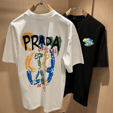 PRAD*A普*达2026春夏新款男女同款👫短袖T恤,最新款全网独家首上!!~既经典有时尚百搭,谁不爱啊 PRAD*A普*达2026春夏新款男女同款👫短袖T恤,最新款全网独家首上!!~既经典有时尚百搭,谁不爱啊