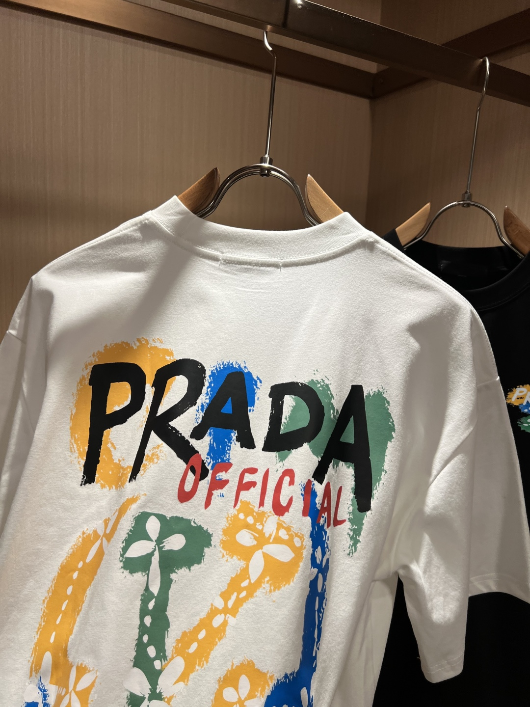 PRAD*A普*达2026春夏新款男女同款👫短袖T恤,最新款全网独家首上!!~既经典有时尚百搭,谁不爱啊 PRAD*A普*达2026春夏新款男女同款👫短袖T恤,最新款全网独家首上!!~既经典有时尚百搭,谁不爱啊