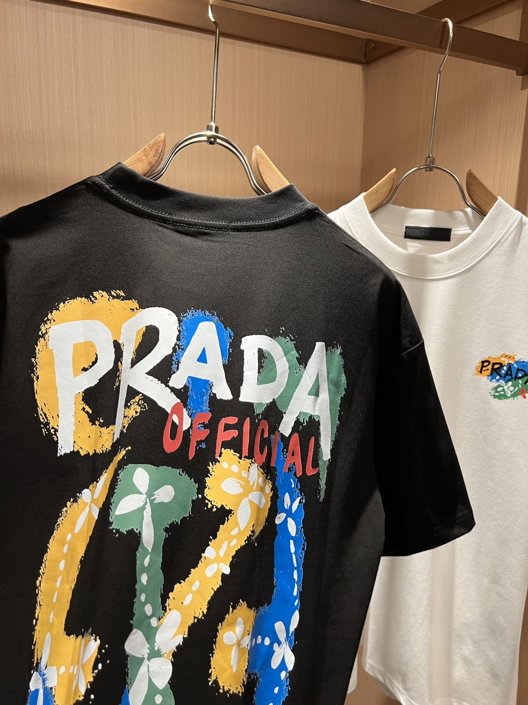 PRAD*A普*达2026春夏新款男女同款👫短袖T恤,最新款全网独家首上!!~既经典有时尚百搭,谁不爱啊 PRAD*A普*达2026春夏新款男女同款👫短袖T恤,最新款全网独家首上!!~既经典有时尚百搭,谁不爱啊