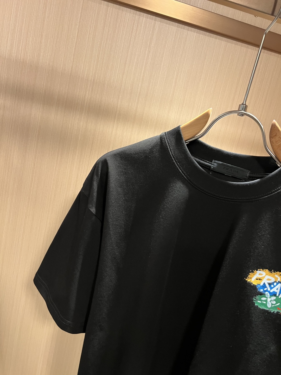 PRAD*A普*达2026春夏新款男女同款👫短袖T恤,最新款全网独家首上!!~既经典有时尚百搭,谁不爱啊 PRAD*A普*达2026春夏新款男女同款👫短袖T恤,最新款全网独家首上!!~既经典有时尚百搭,谁不爱啊