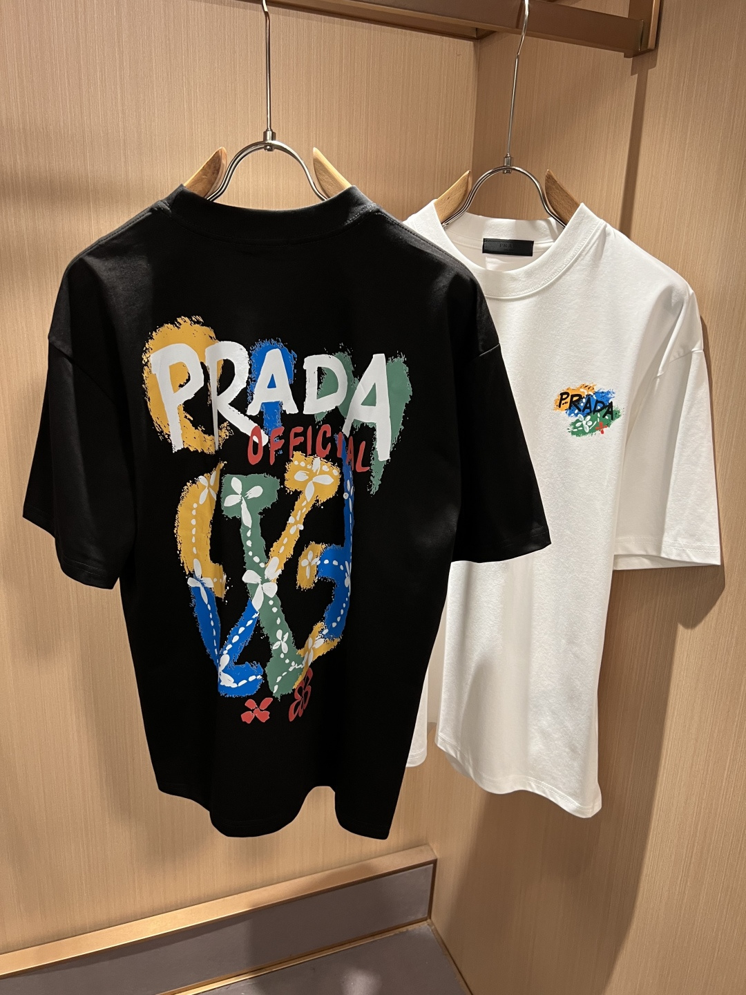 PRAD*A普*达2026春夏新款男女同款👫短袖T恤,最新款全网独家首上!!~既经典有时尚百搭,谁不爱啊 PRAD*A普*达2026春夏新款男女同款👫短袖T恤,最新款全网独家首上!!~既经典有时尚百搭,谁不爱啊
