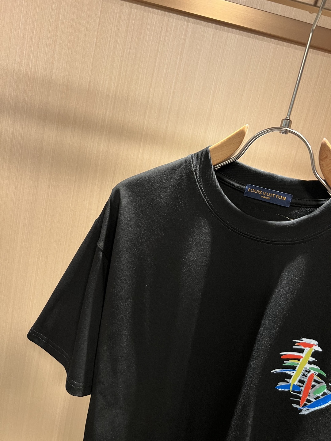 LouisVuitt*路易*登 2026春夏全新系列单品上线,非常时髦前卫的一款男女同款短袖T恤,标识l LouisVuitt*路易*登 2026春夏全新系列单品上线,非常时髦前卫的一款男女同款短袖T恤,标识l