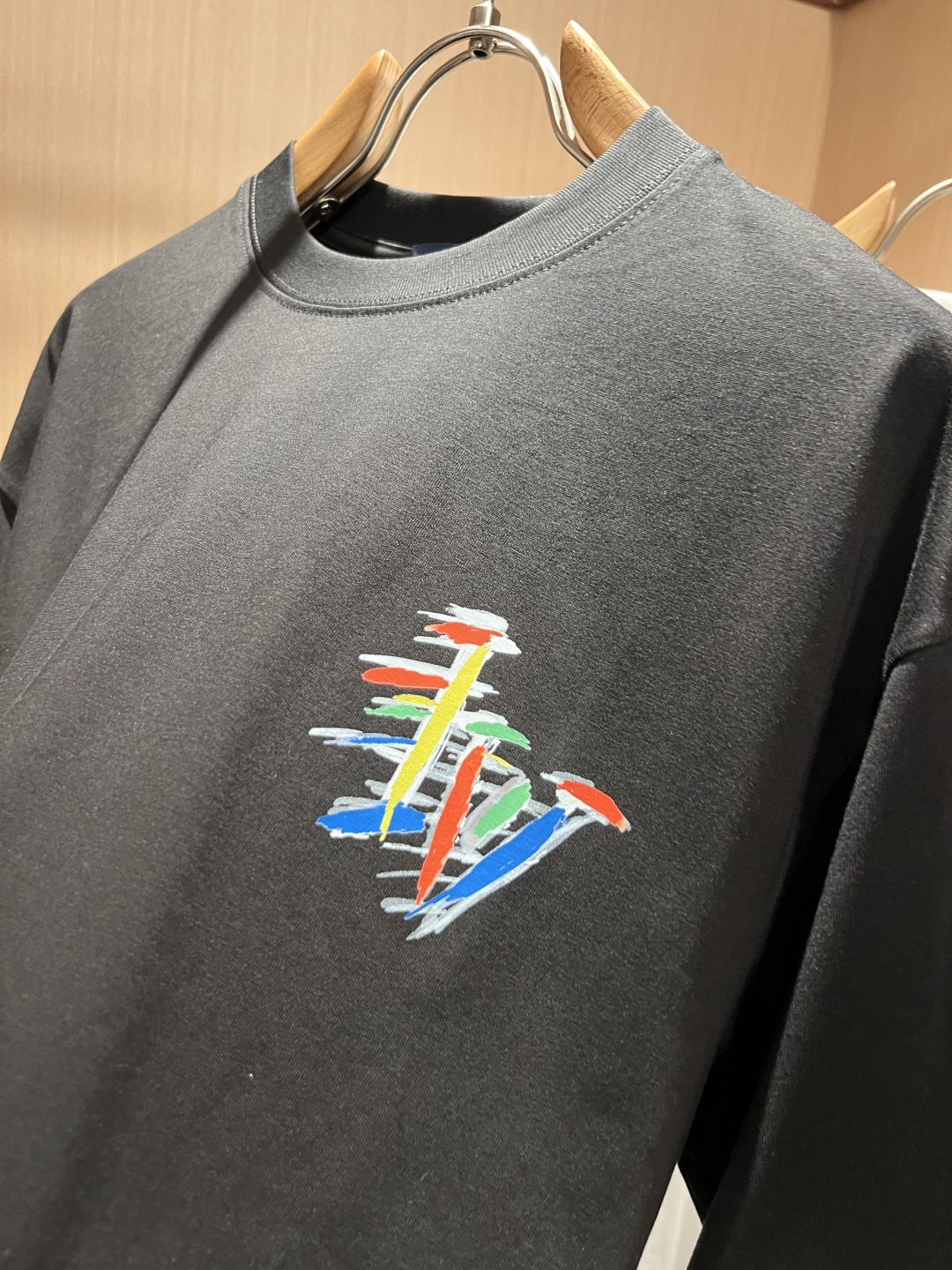 LouisVuitt*路易*登 2026春夏全新系列单品上线,非常时髦前卫的一款男女同款短袖T恤,标识l LouisVuitt*路易*登 2026春夏全新系列单品上线,非常时髦前卫的一款男女同款短袖T恤,标识l