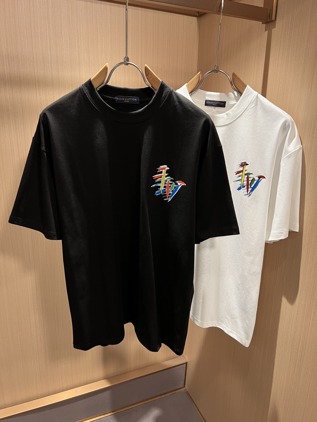 LouisVuitt*路易*登 2026春夏全新系列单品上线，非常时髦前卫的一款男女同款短袖T恤，标识l