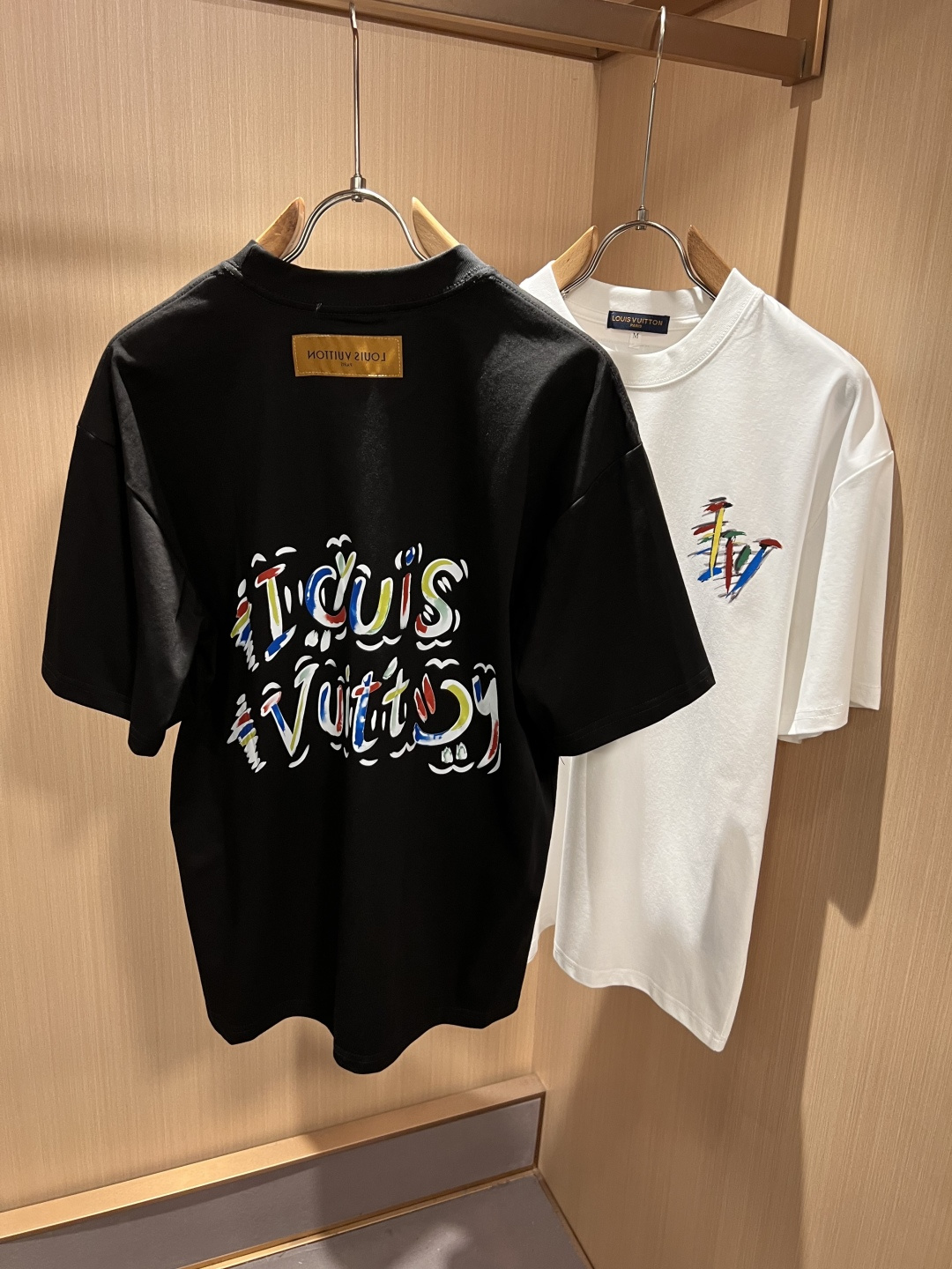 LouisVuitt*路易*登 2026春夏全新系列单品上线,非常时髦前卫的一款男女同款短袖T恤,标识l LouisVuitt*路易*登 2026春夏全新系列单品上线,非常时髦前卫的一款男女同款短袖T恤,标识l