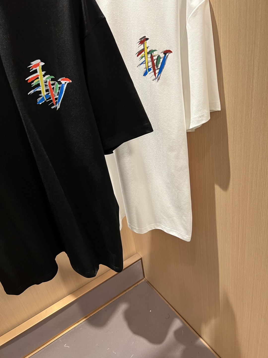 LouisVuitt*路易*登 2026春夏全新系列单品上线,非常时髦前卫的一款男女同款短袖T恤,标识l LouisVuitt*路易*登 2026春夏全新系列单品上线,非常时髦前卫的一款男女同款短袖T恤,标识l