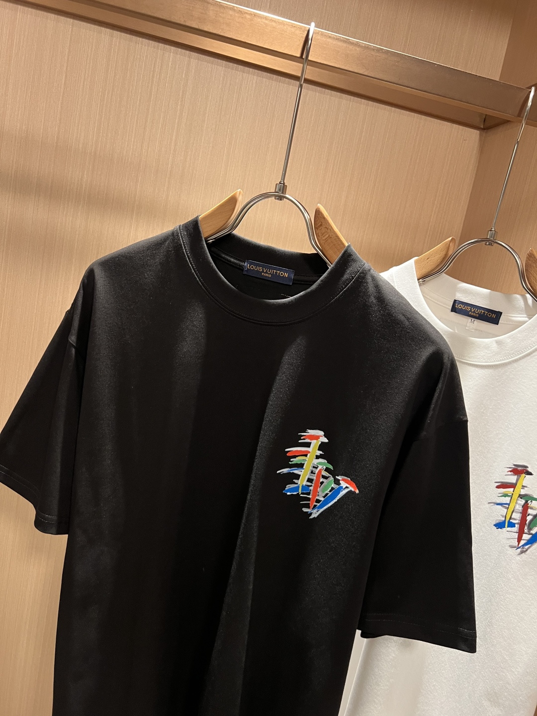 LouisVuitt*路易*登 2026春夏全新系列单品上线,非常时髦前卫的一款男女同款短袖T恤,标识l LouisVuitt*路易*登 2026春夏全新系列单品上线,非常时髦前卫的一款男女同款短袖T恤,标识l