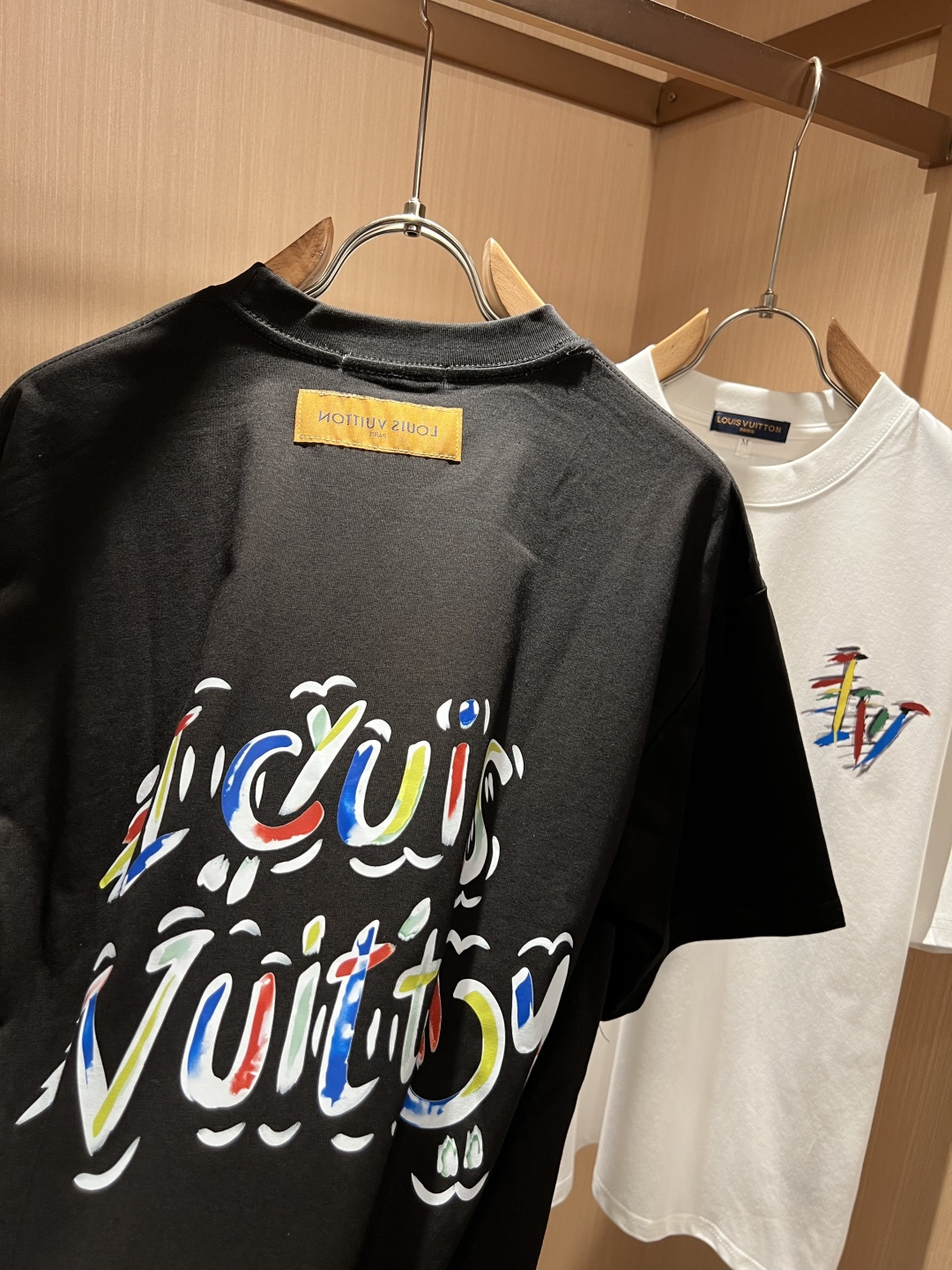LouisVuitt*路易*登 2026春夏全新系列单品上线,非常时髦前卫的一款男女同款短袖T恤,标识l LouisVuitt*路易*登 2026春夏全新系列单品上线,非常时髦前卫的一款男女同款短袖T恤,标识l