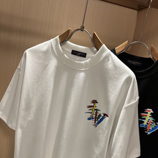 LouisVuitt*路易*登 2026春夏全新系列单品上线,非常时髦前卫的一款男女同款短袖T恤,标识l LouisVuitt*路易*登 2026春夏全新系列单品上线,非常时髦前卫的一款男女同款短袖T恤,标识l
