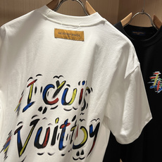 LouisVuitt*路易*登 2026春夏全新系列单品上线,非常时髦前卫的一款男女同款短袖T恤,标识l LouisVuitt*路易*登 2026春夏全新系列单品上线,非常时髦前卫的一款男女同款短袖T恤,标识l