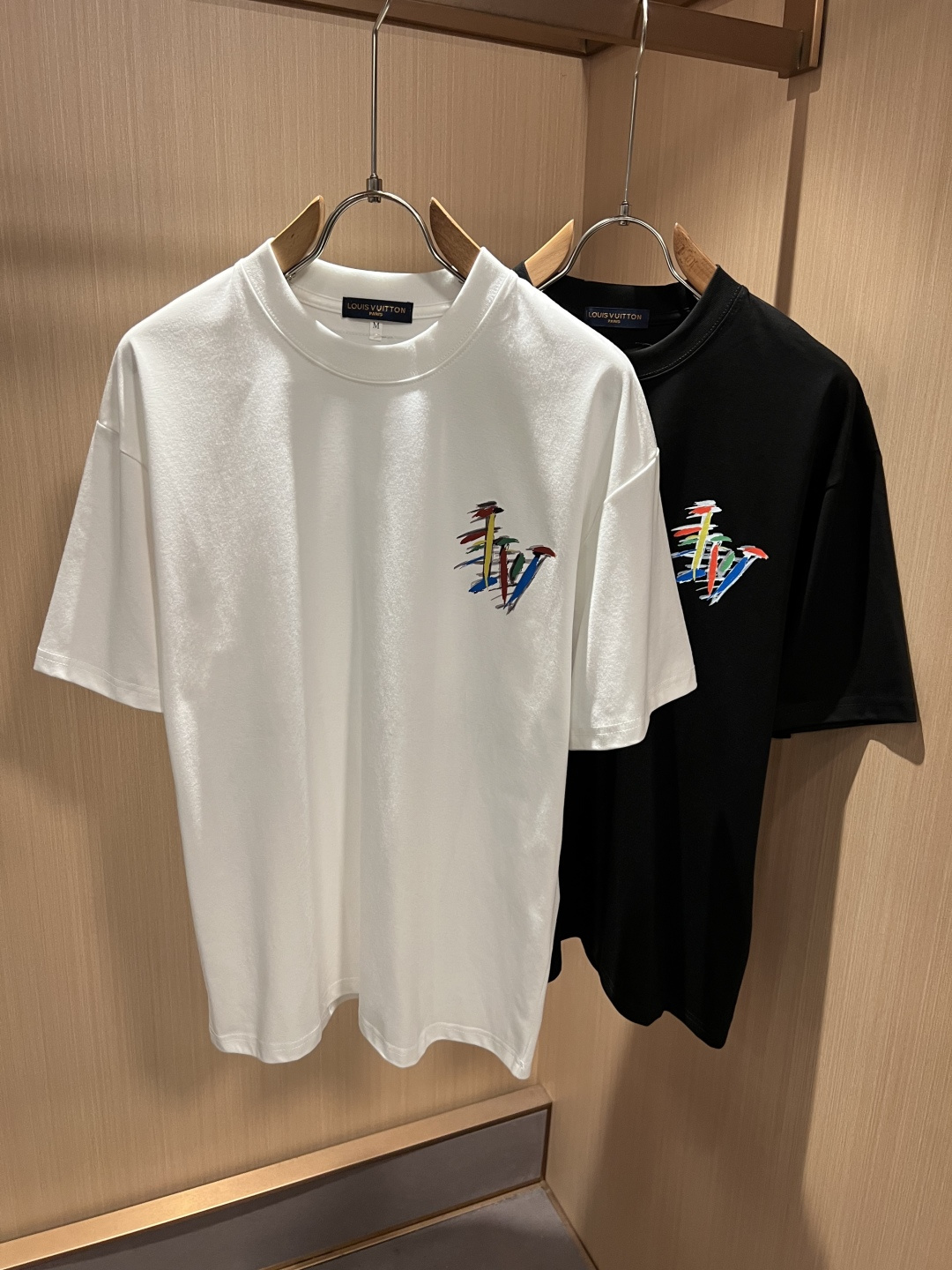 LouisVuitt*路易*登 2026春夏全新系列单品上线，非常时髦前卫的一款男女同款短袖T恤，标识l