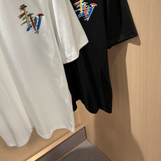 LouisVuitt*路易*登 2026春夏全新系列单品上线,非常时髦前卫的一款男女同款短袖T恤,标识l LouisVuitt*路易*登 2026春夏全新系列单品上线,非常时髦前卫的一款男女同款短袖T恤,标识l