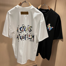 LouisVuitt*路易*登 2026春夏全新系列单品上线,非常时髦前卫的一款男女同款短袖T恤,标识l LouisVuitt*路易*登 2026春夏全新系列单品上线,非常时髦前卫的一款男女同款短袖T恤,标识l