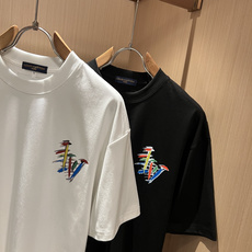 LouisVuitt*路易*登 2026春夏全新系列单品上线,非常时髦前卫的一款男女同款短袖T恤,标识l LouisVuitt*路易*登 2026春夏全新系列单品上线,非常时髦前卫的一款男女同款短袖T恤,标识l