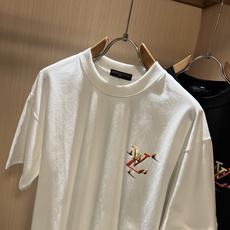 LouisVuitt*路易*登 2026春夏全新系列单品上线,非常时髦前卫的一款男女同款短袖T恤,标识l LouisVuitt*路易*登 2026春夏全新系列单品上线,非常时髦前卫的一款男女同款短袖T恤,标识l