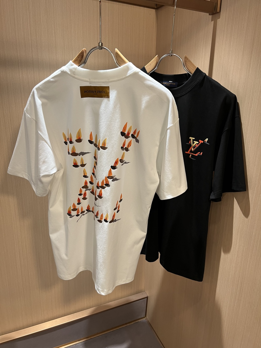 LouisVuitt*路易*登 2026春夏全新系列单品上线,非常时髦前卫的一款男女同款短袖T恤,标识l LouisVuitt*路易*登 2026春夏全新系列单品上线,非常时髦前卫的一款男女同款短袖T恤,标识l