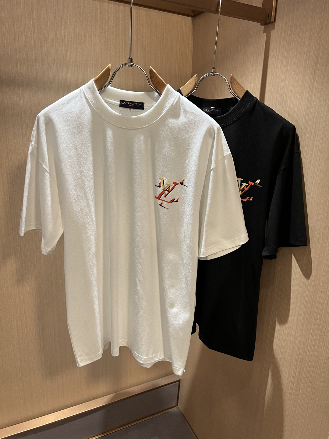 LouisVuitt*路易*登 2026春夏全新系列单品上线，非常时髦前卫的一款男女同款短袖T恤，标识l