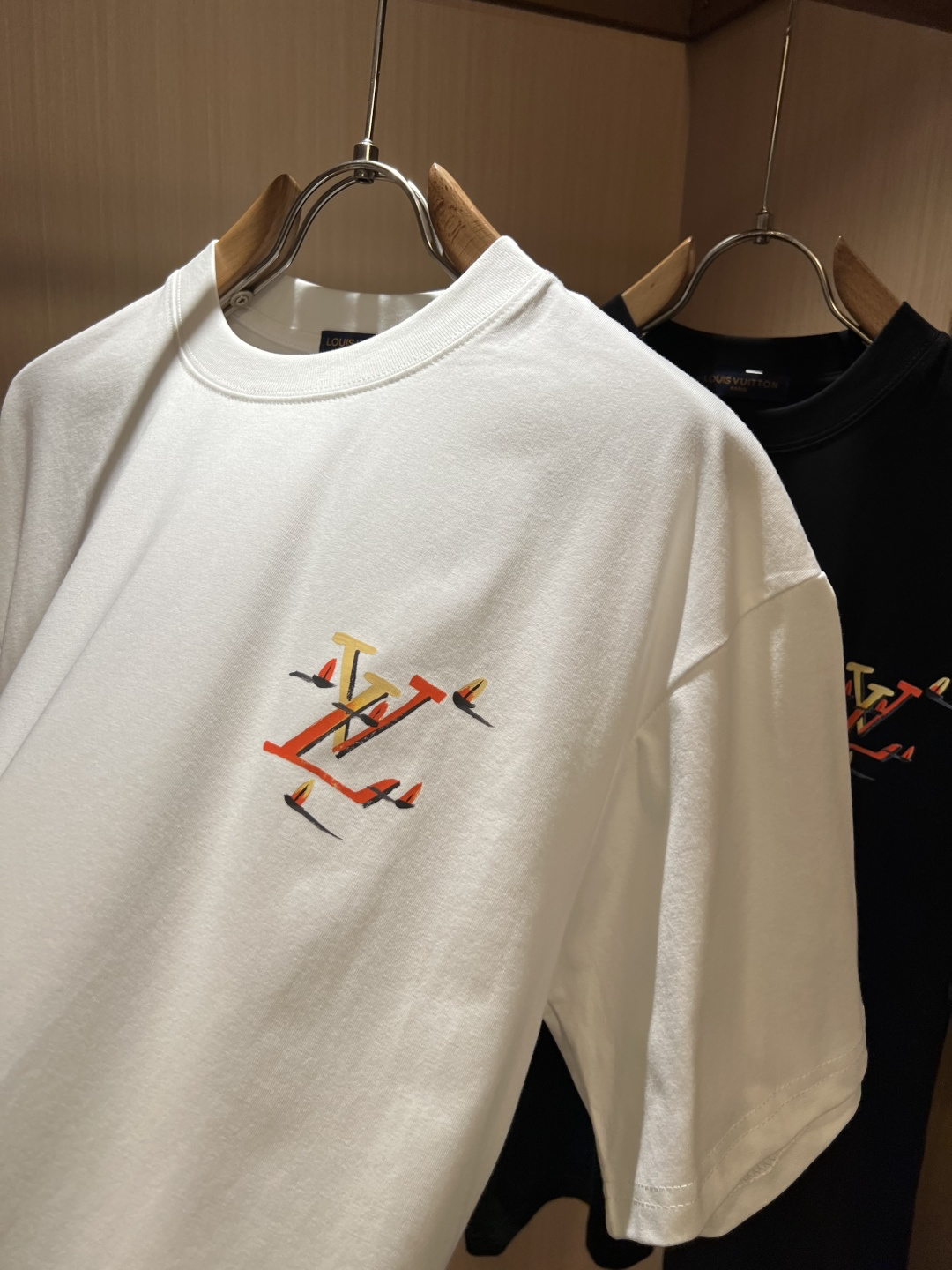 LouisVuitt*路易*登 2026春夏全新系列单品上线,非常时髦前卫的一款男女同款短袖T恤,标识l LouisVuitt*路易*登 2026春夏全新系列单品上线,非常时髦前卫的一款男女同款短袖T恤,标识l