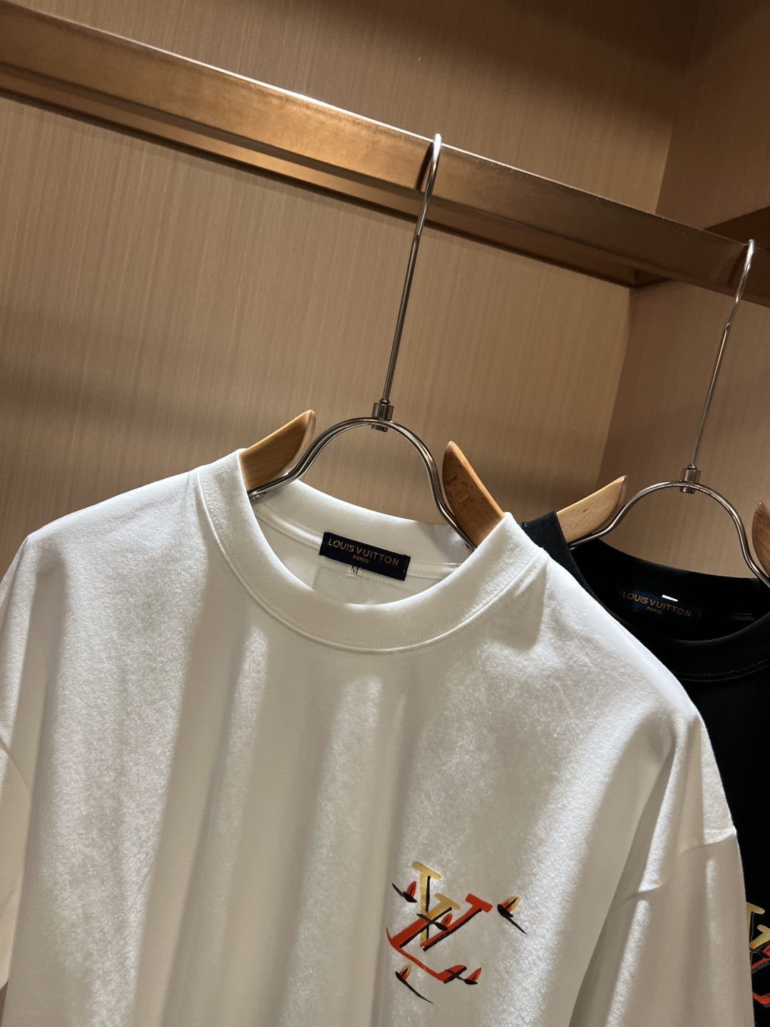 LouisVuitt*路易*登 2026春夏全新系列单品上线,非常时髦前卫的一款男女同款短袖T恤,标识l LouisVuitt*路易*登 2026春夏全新系列单品上线,非常时髦前卫的一款男女同款短袖T恤,标识l