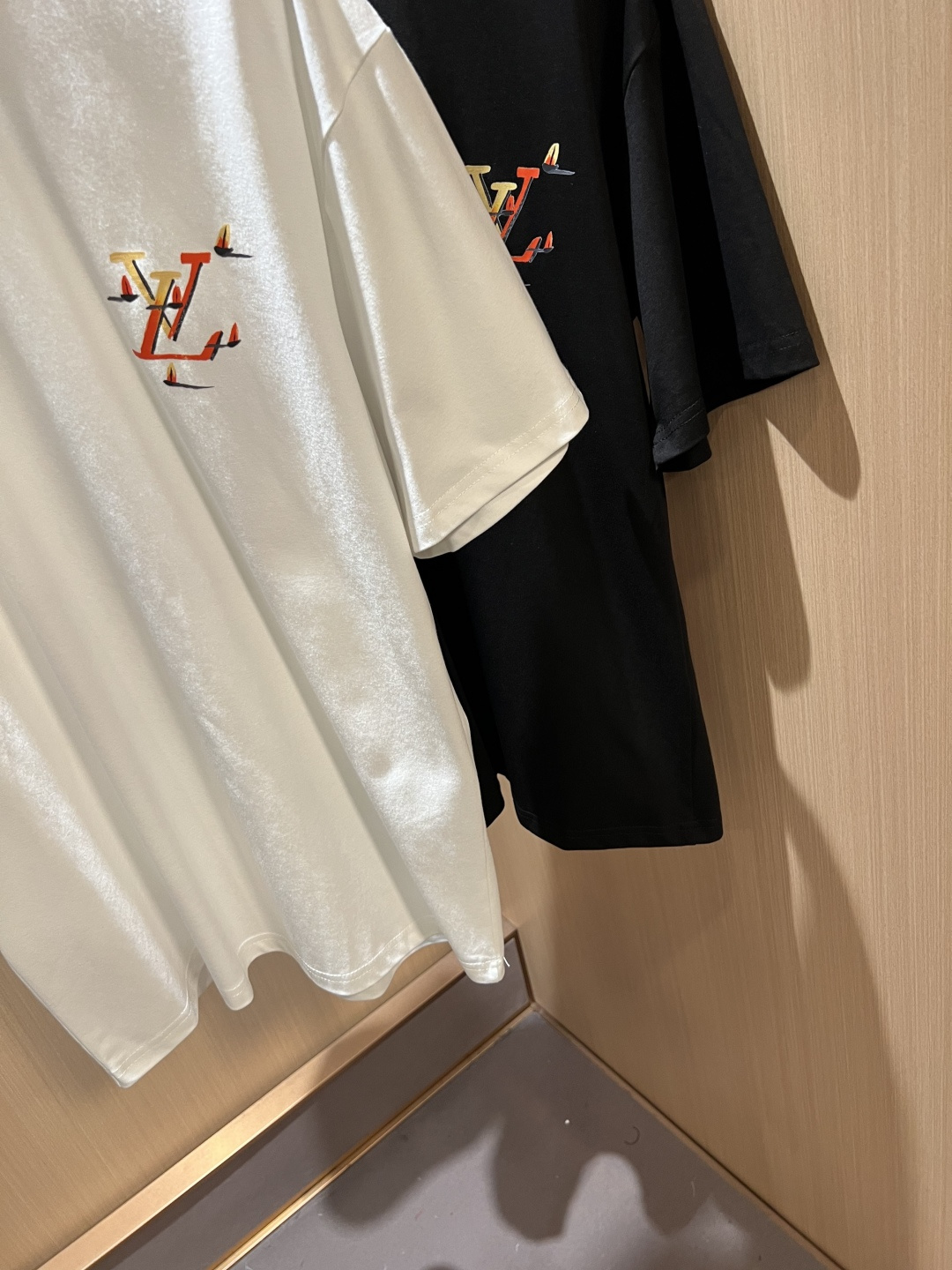 LouisVuitt*路易*登 2026春夏全新系列单品上线,非常时髦前卫的一款男女同款短袖T恤,标识l LouisVuitt*路易*登 2026春夏全新系列单品上线,非常时髦前卫的一款男女同款短袖T恤,标识l