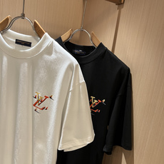 LouisVuitt*路易*登 2026春夏全新系列单品上线,非常时髦前卫的一款男女同款短袖T恤,标识l LouisVuitt*路易*登 2026春夏全新系列单品上线,非常时髦前卫的一款男女同款短袖T恤,标识l