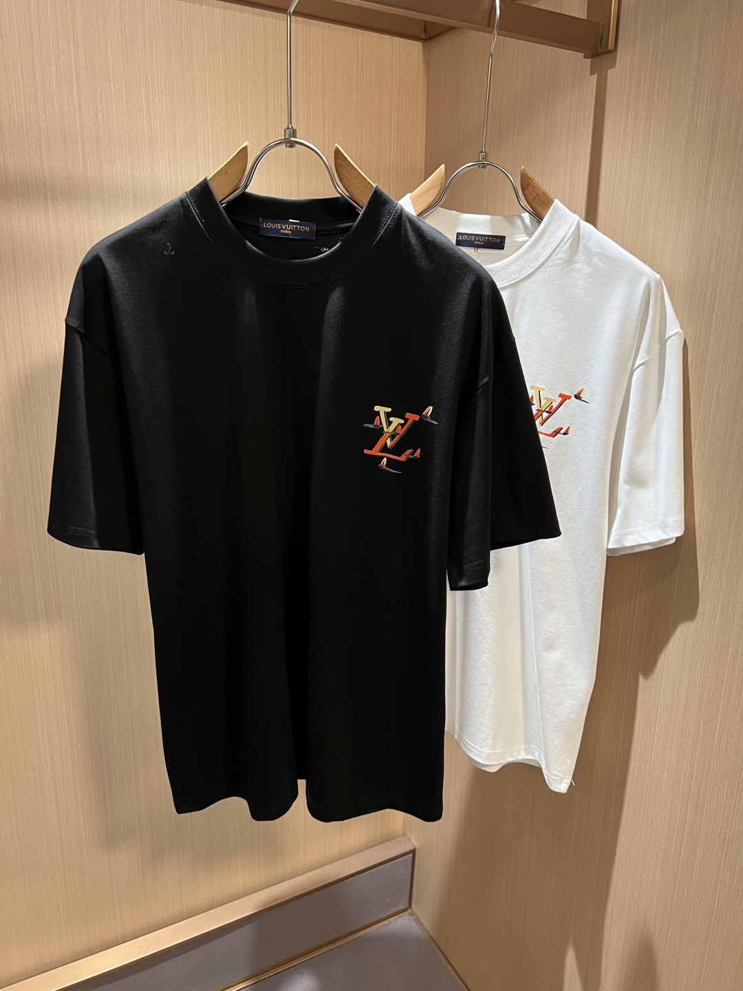 LouisVuitt*路易*登 2026春夏全新系列单品上线，非常时髦前卫的一款男女同款短袖T恤，标识l