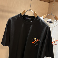 LouisVuitt*路易*登 2026春夏全新系列单品上线,非常时髦前卫的一款男女同款短袖T恤,标识l LouisVuitt*路易*登 2026春夏全新系列单品上线,非常时髦前卫的一款男女同款短袖T恤,标识l