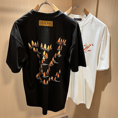 LouisVuitt*路易*登 2026春夏全新系列单品上线,非常时髦前卫的一款男女同款短袖T恤,标识l LouisVuitt*路易*登 2026春夏全新系列单品上线,非常时髦前卫的一款男女同款短袖T恤,标识l