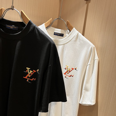LouisVuitt*路易*登 2026春夏全新系列单品上线,非常时髦前卫的一款男女同款短袖T恤,标识l LouisVuitt*路易*登 2026春夏全新系列单品上线,非常时髦前卫的一款男女同款短袖T恤,标识l