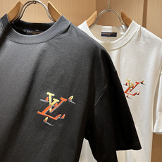 LouisVuitt*路易*登 2026春夏全新系列单品上线,非常时髦前卫的一款男女同款短袖T恤,标识l LouisVuitt*路易*登 2026春夏全新系列单品上线,非常时髦前卫的一款男女同款短袖T恤,标识l