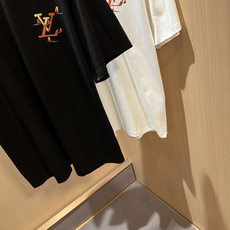 LouisVuitt*路易*登 2026春夏全新系列单品上线,非常时髦前卫的一款男女同款短袖T恤,标识l LouisVuitt*路易*登 2026春夏全新系列单品上线,非常时髦前卫的一款男女同款短袖T恤,标识l