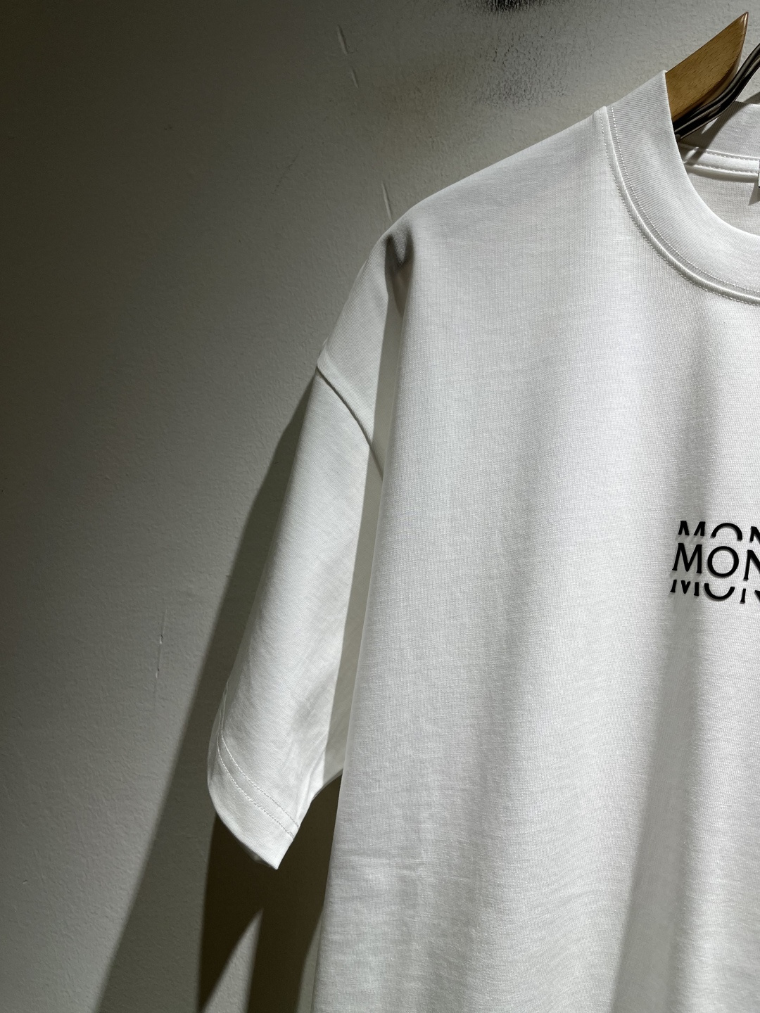 Moncler蒙家 2026春夏男女同款👫情侣款最新的贸易订单短袖T恤，全品相！！网红款！采用logo图