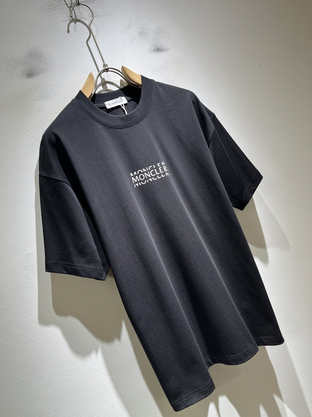 Moncler蒙家 2026春夏男女同款👫情侣款最新的贸易订单短袖T恤，全品相！！网红款！采用logo图