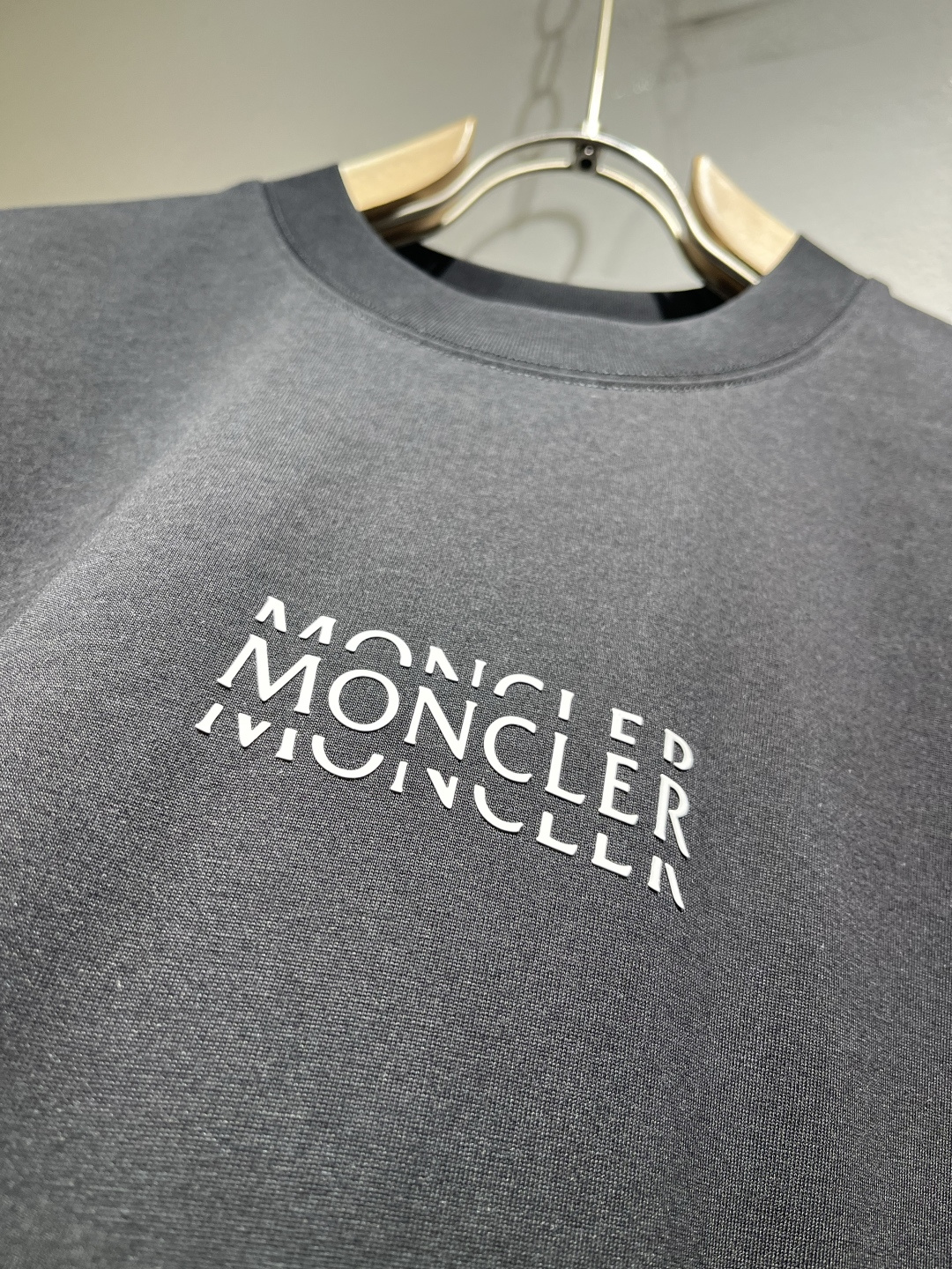 Moncler蒙家 2026春夏男女同款👫情侣款最新的贸易订单短袖T恤，全品相！！网红款！采用logo图