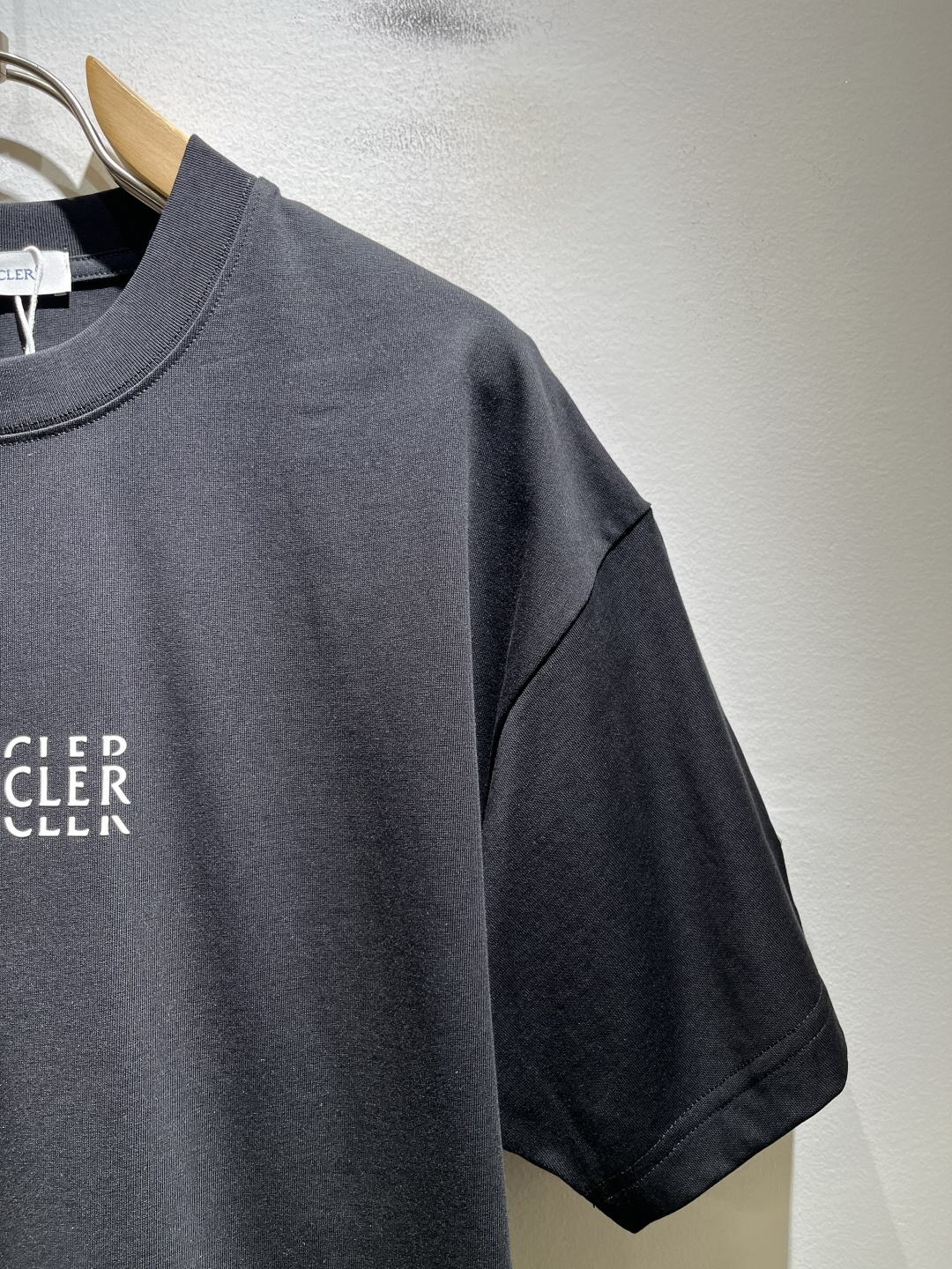 Moncler蒙家 2026春夏男女同款👫情侣款最新的贸易订单短袖T恤，全品相！！网红款！采用logo图